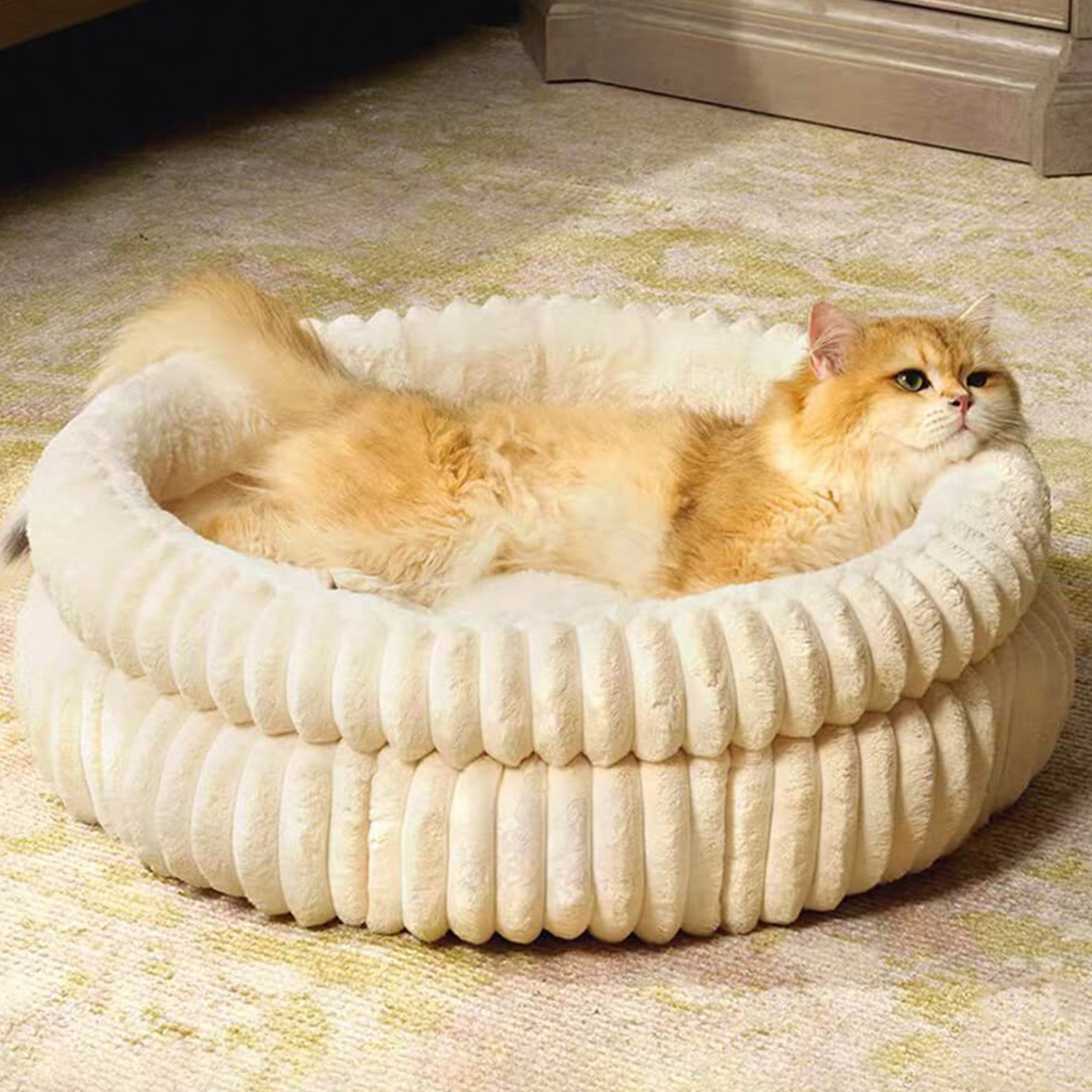 Katzenbett aus Samt in Creme, rund, aus Kunstfell, gemütlich, für Haustiere, luxuriöses Design.