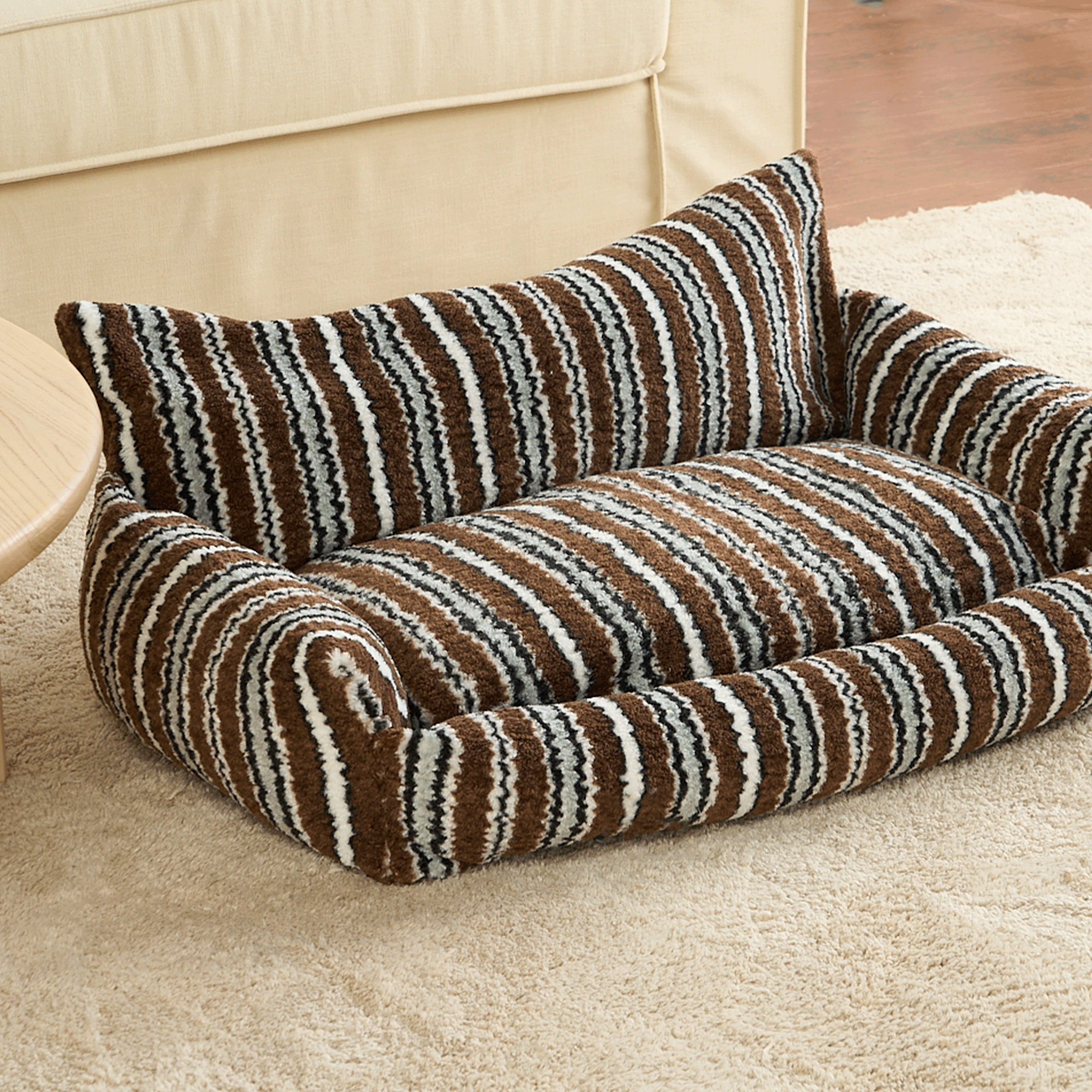 Gestreiftes Haustiersofa mit Kissen, braun-weiß, gemütlich, modernes Design, Wohnzimmer.