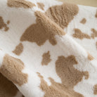 Kuschelige Haustiermatte, Kuhfellmuster, braun-weiß, weiches Material, gemütliches Design.