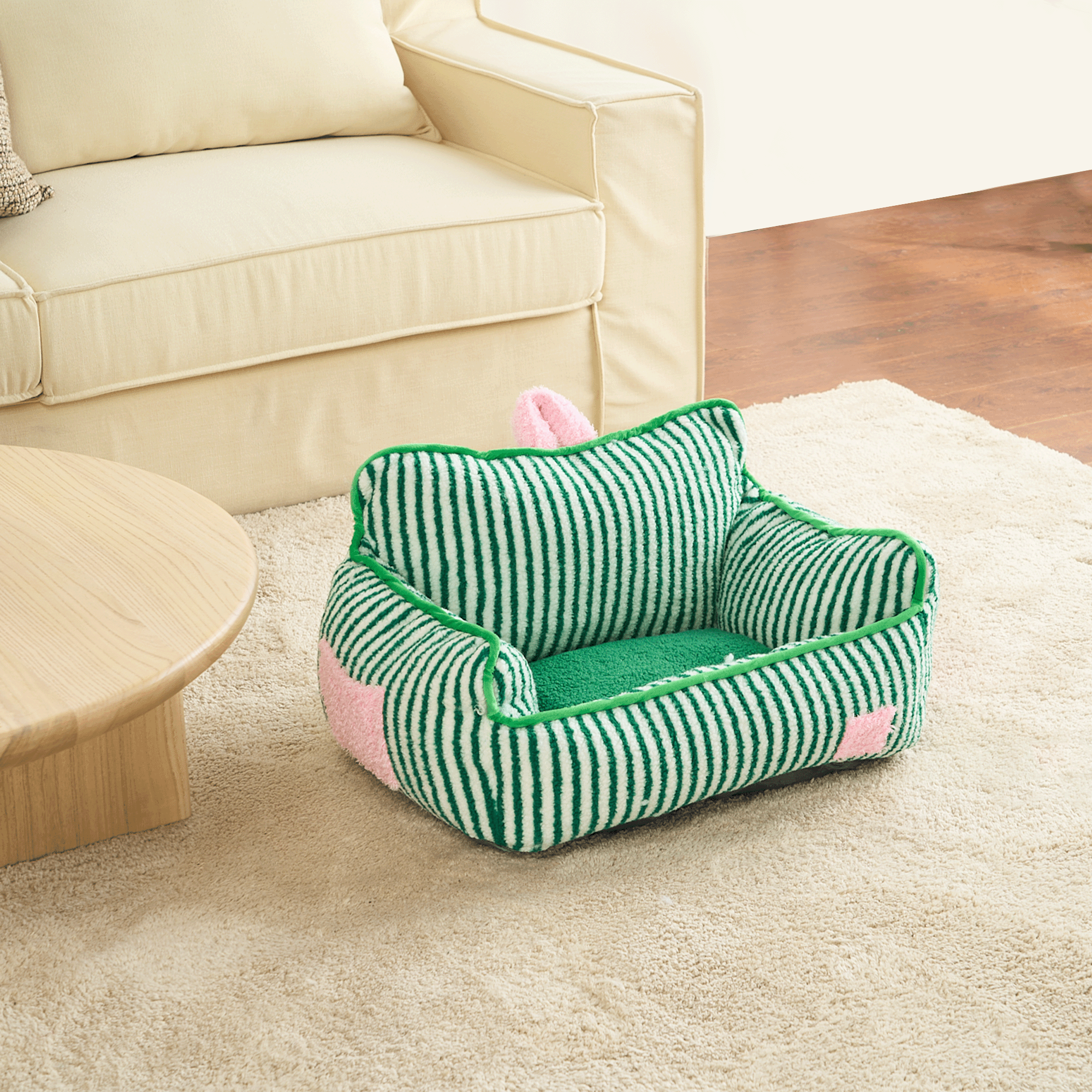 Grünes gestreiftes Haustiersofa aus Plüsch auf Teppich, gemütliches Design für Katzen und Hunde.