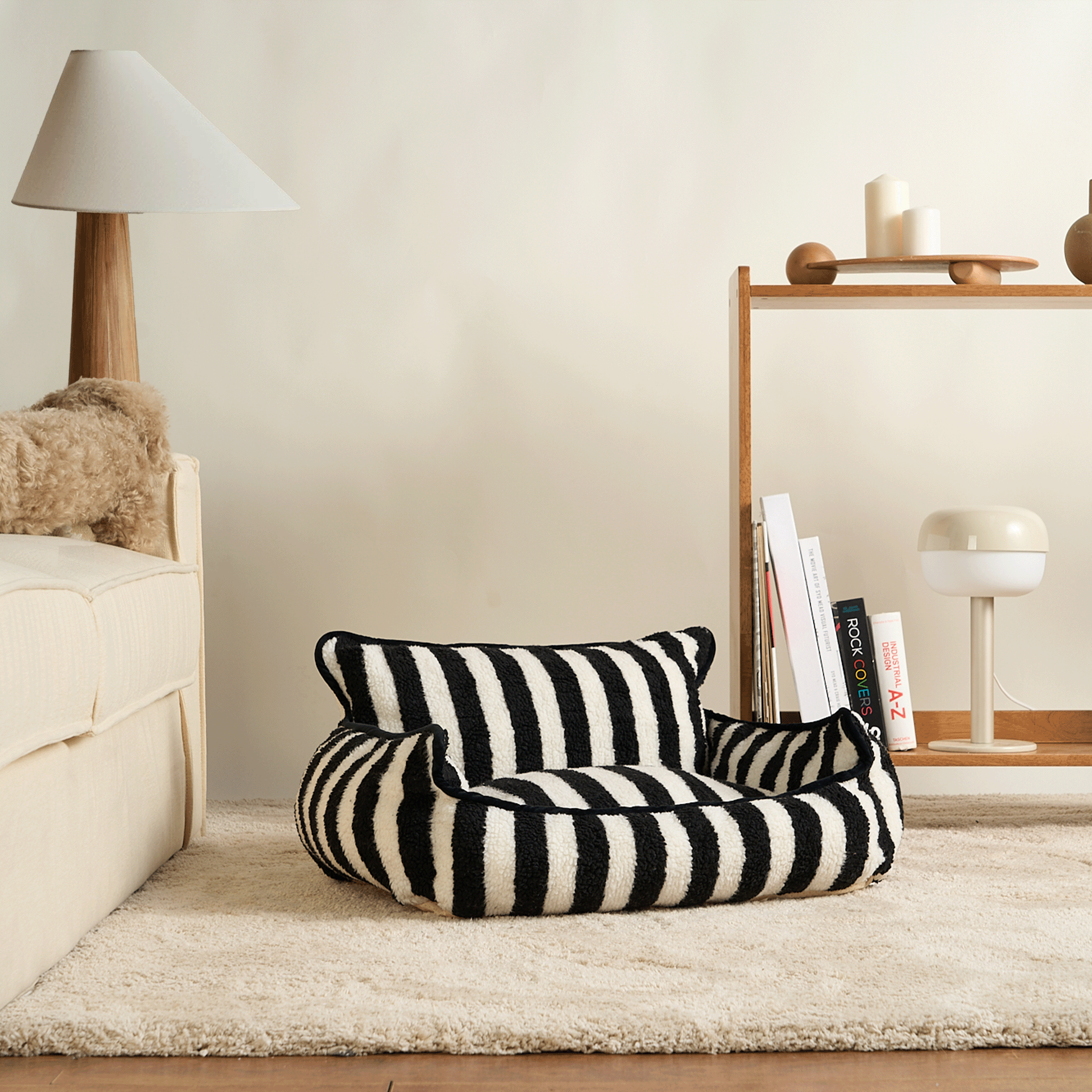 Schwarz-weiß gestreiftes Hundebett auf Teppich, modernes Design, gemütlich, waschbar.