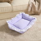 Lila Hundebett mit Rüschen, weiches Plüschmaterial, ideal für kleine Haustiere, gemütlich und stilvoll.