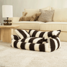 Gestreiftes Plüsch-Haustiersofa mit Kissen, braun-weiß, gemütlich, modernes Design.
