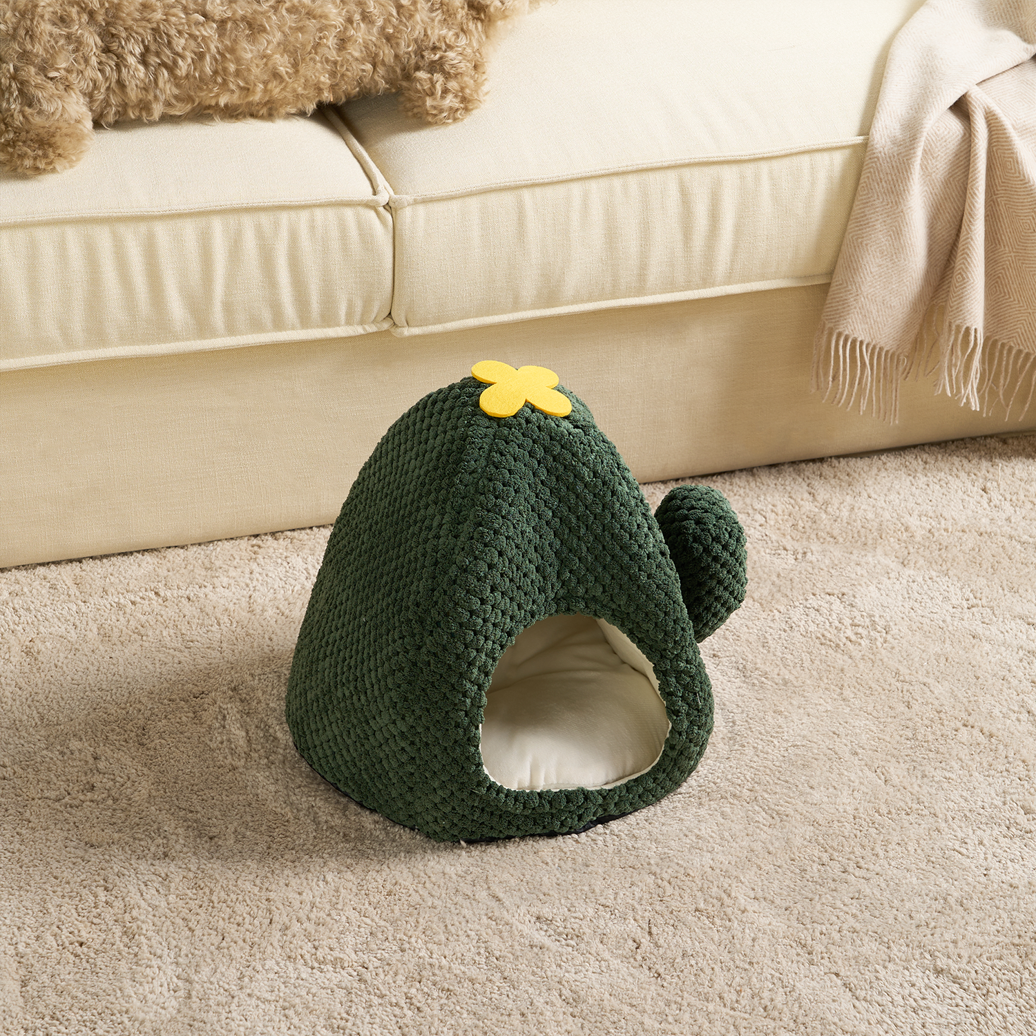 Grünes Katzenbett in Kaktusform mit gelber Blume, gemütlich und stilvoll für Haustiere.