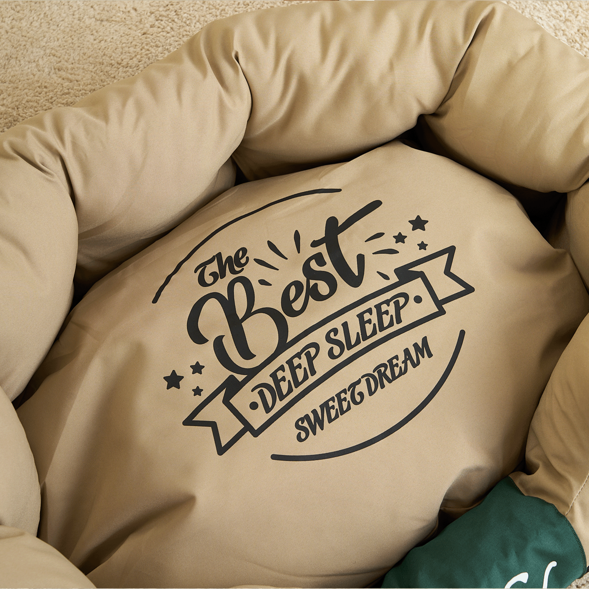 Wasserfestes Hundebett beige, Aufschrift "The Best Deep Sleep", gemütlich, pflegeleicht.