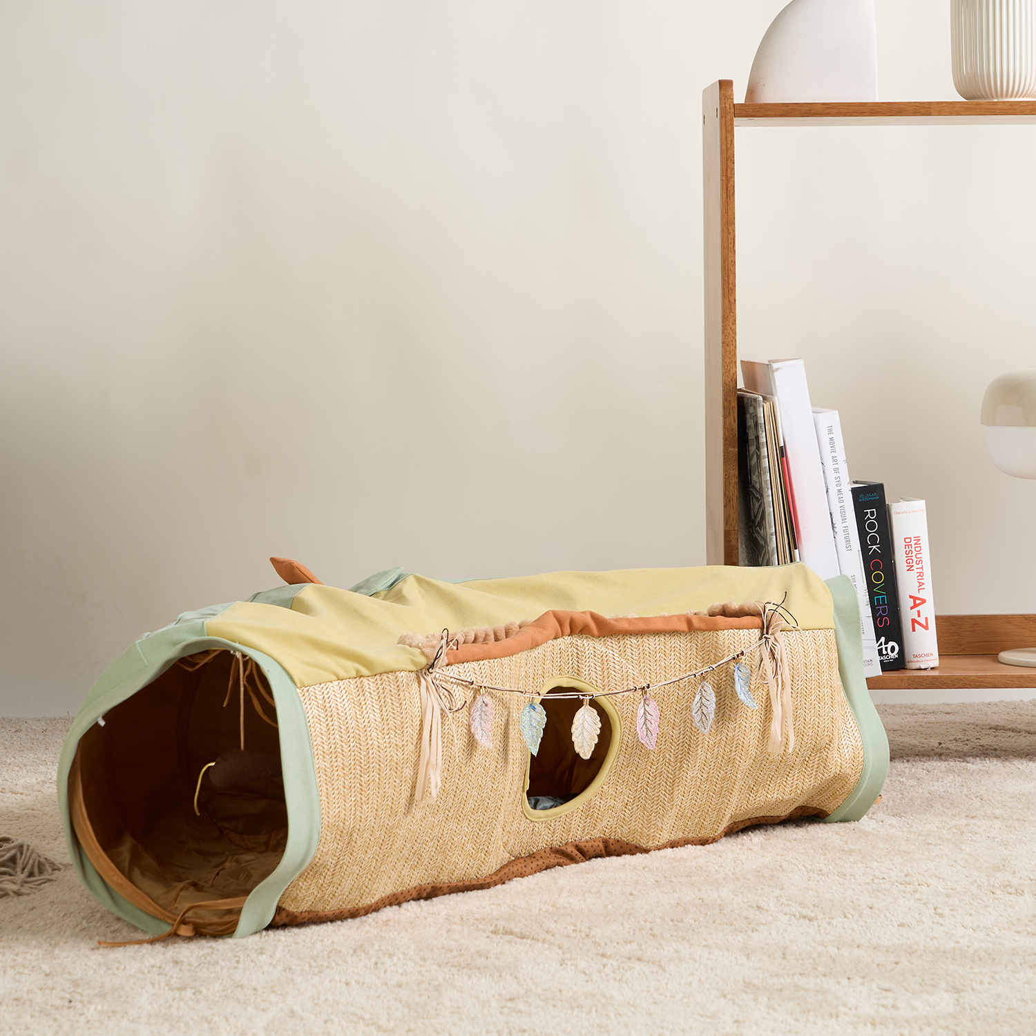 Katzentunnel aus Stoff und Sisal, faltbar, beige und grün, mit Spielzeug, auf Teppichboden.
