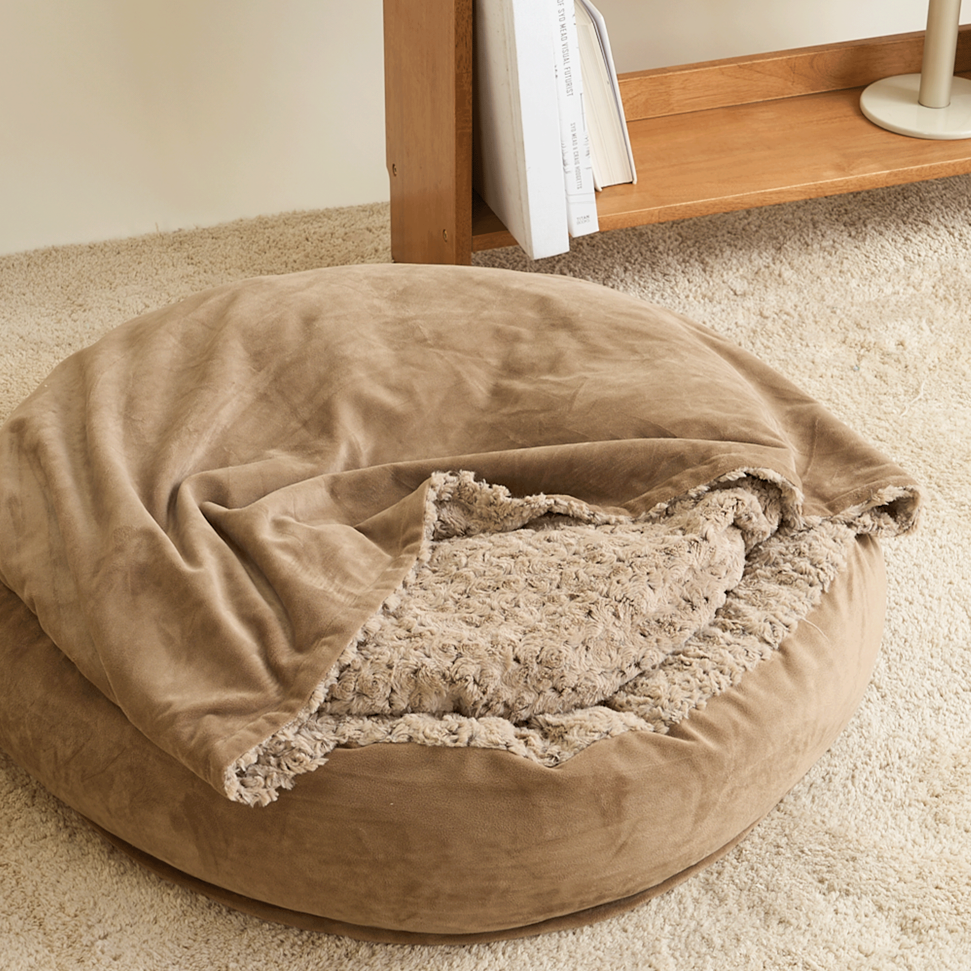 Halbrundes, plüschiges Haustierbett in Beige, gemütlich, ideal für Katzen und kleine Hunde.
