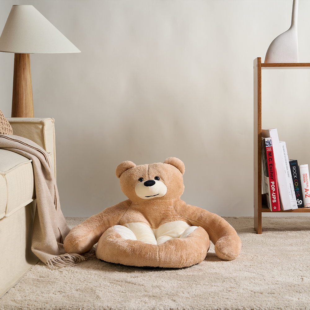 Katzenbett in Bärenform, beige, Plüsch, gemütlich, Haustierbett, Wohnzimmer, modernes Design.