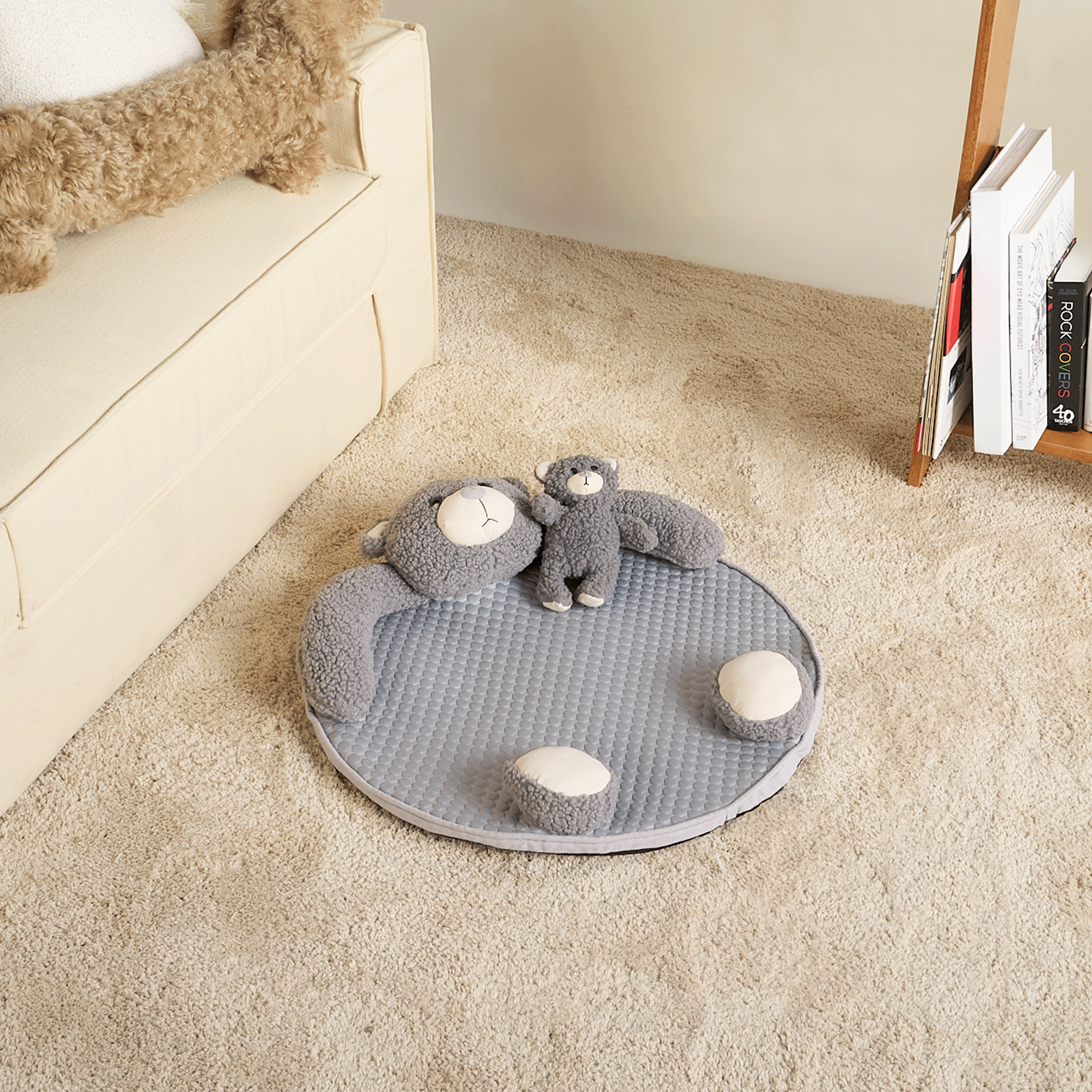 Graue Bären-Spielmatte für Babys, weiches Plüschmaterial, ideal für Kinderzimmer.