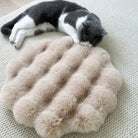 Weiches, plüschiges, rundes Hundebett, beige, gemütliche Schlafmatte für Haustiere.