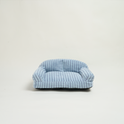 Gestreiftes blaues Haustiersofa, bequemes Design, ideal für Katzen und kleine Hunde.