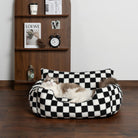 Schwarz-weiß kariertes Hundesofa, abnehmbar, waschbar, mit schlafender Katze, modernes Design.