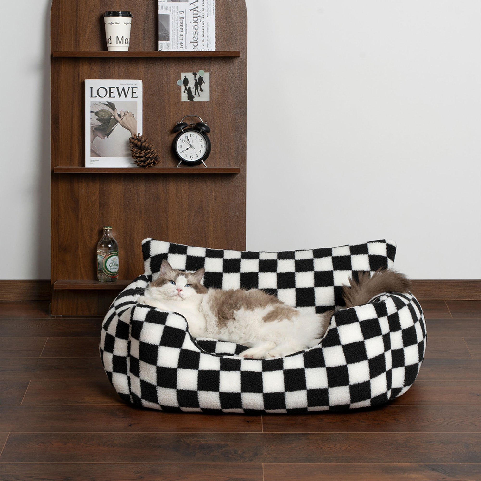 Schwarz-weiß kariertes Hundesofa, abnehmbar, waschbar, mit schlafender Katze, modernes Design.