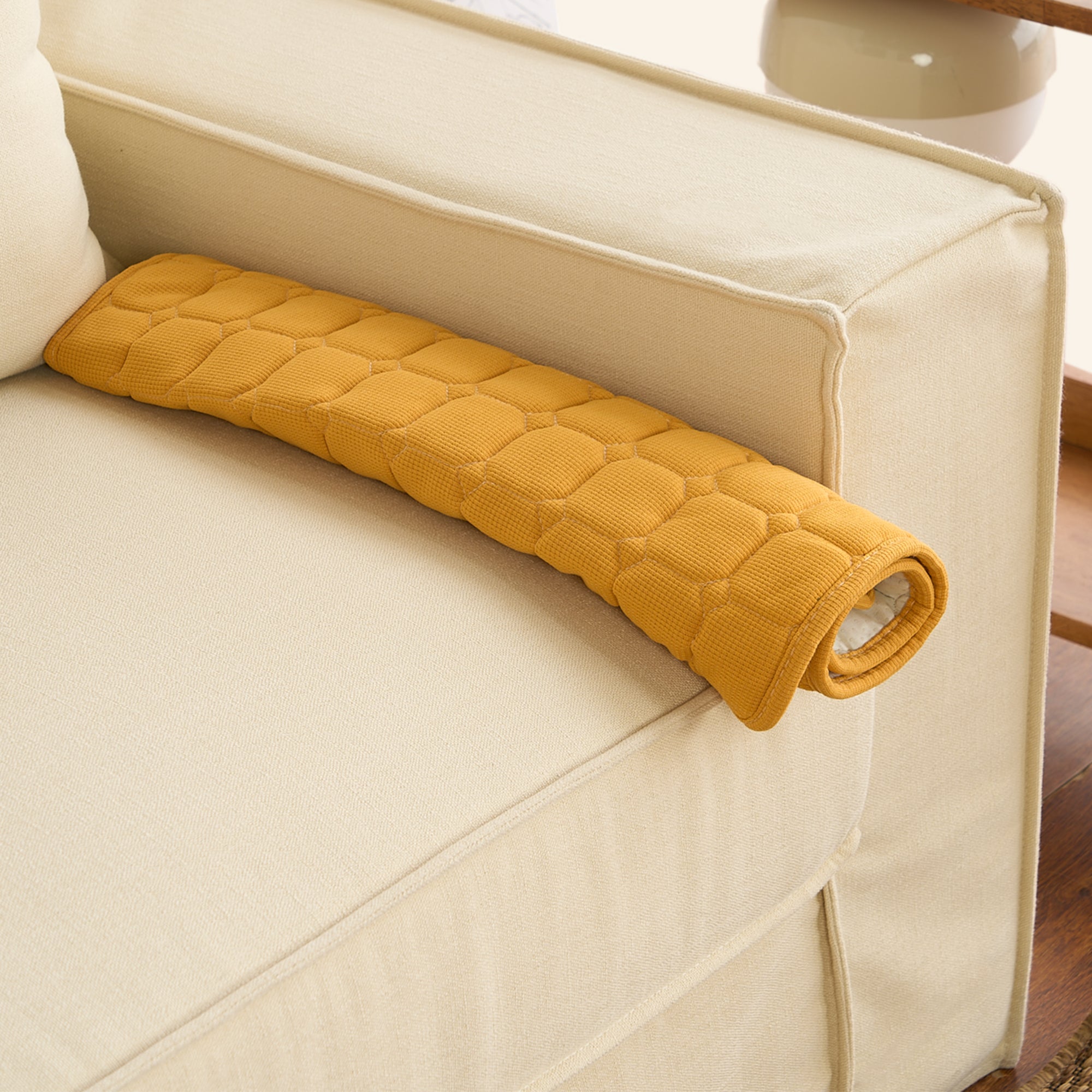 Gelbes Waffelgewebe-Saugkissen auf beigem Sofa, Haustierbedarf, waschbar, langlebig.