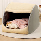 Großes, abnehmbares, halbgeschlossenes Hundebett aus warmem Flanell in Beige und Grau.