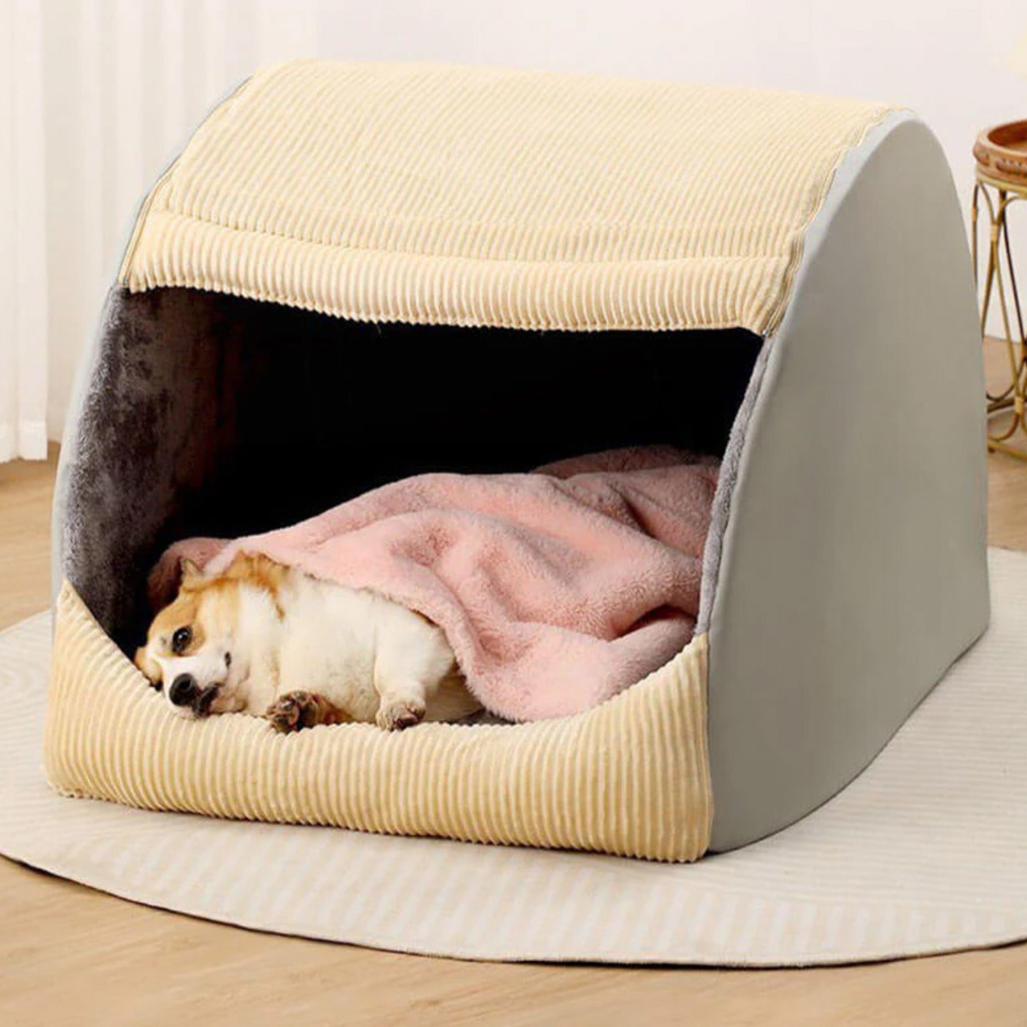 Großes, abnehmbares, halbgeschlossenes Hundebett aus warmem Flanell in Beige und Grau.