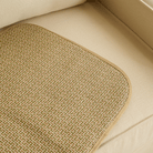 Geflochtene Rattan-Kühlmatte für Haustiere, beige, auf beigem Sofa, langlebig, atmungsaktiv.