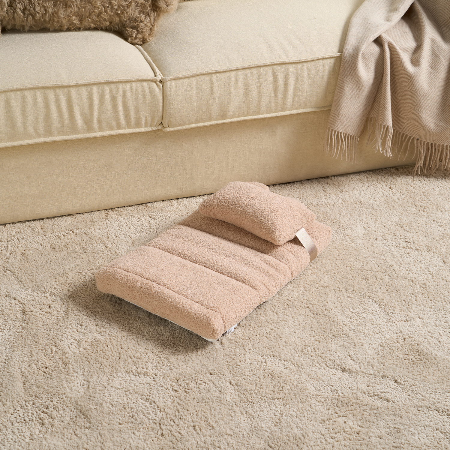 Beige Tatami-Liege für Haustiere auf Teppich, weiches Material, modernes Design, gemütlich.