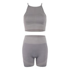 Graues nahtloses Sport-Set für Damen, bestehend aus Crop-Top und Shorts. Ideal für Fitness, Yoga und Workout. Atmungsaktiv und bequem.