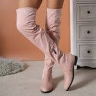 Damen Overknee-Stiefel in Rosa, flacher Absatz, elegantes Design, ideal für Herbstmode. Perfekt kombinierbar mit Röcken und Kleidern.