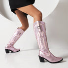 Damen Cowboy-Stiefel in Rosa, knielang, mit Absatz und Stickerei. Modische Westernstiefel für trendige Outfits. Ideal für Herbst und Winter.
