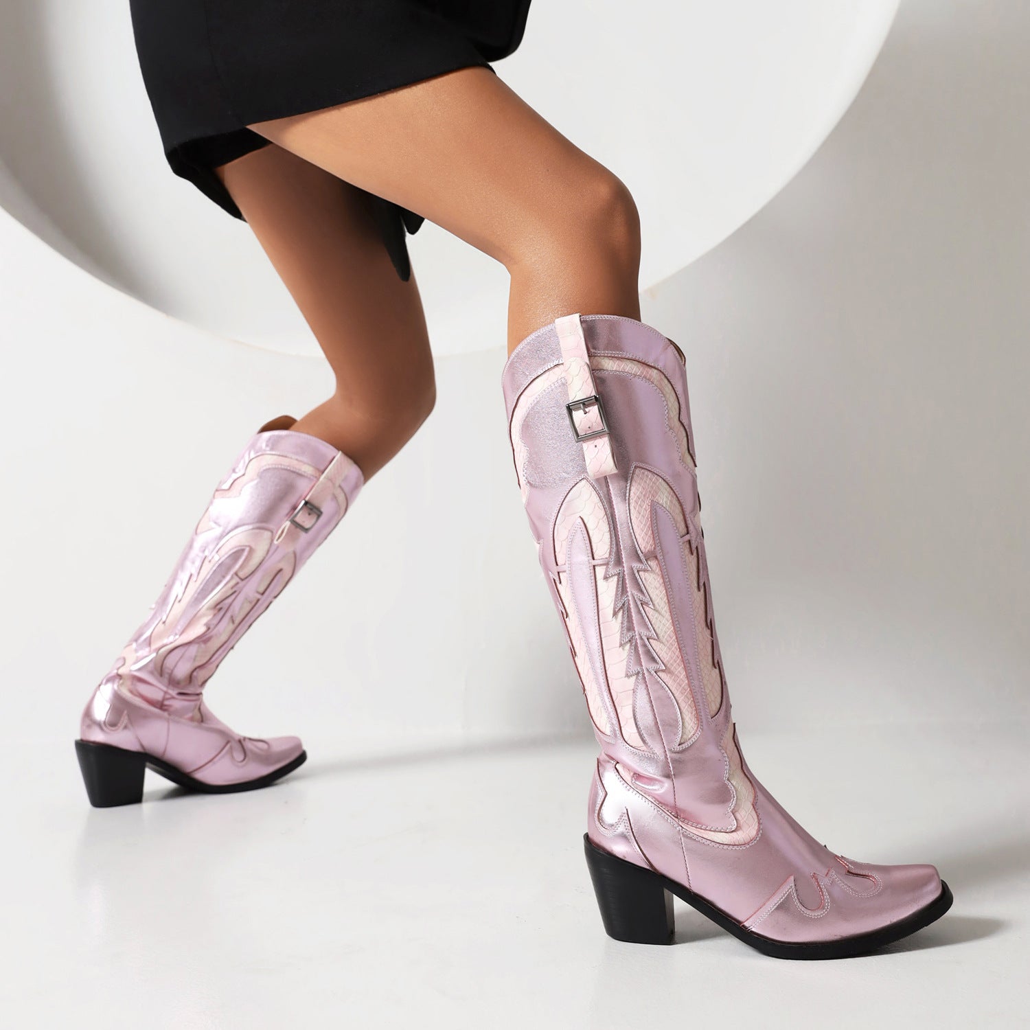 Damen Cowboy-Stiefel in Rosa, knielang, mit Absatz und Stickerei. Modische Westernstiefel für trendige Outfits. Ideal für Herbst und Winter.
