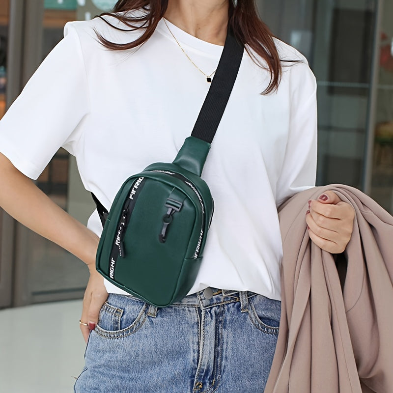 Damenmode: Grüne Umhängetasche aus Leder, kombiniert mit weißem T-Shirt und blauer Jeans. Trendiges Accessoire für stilvolle Outfits.