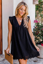 Schwarzes Sommerkleid mit Lochstickerei, V-Ausschnitt und Rüschenärmeln. Perfekt für elegante Anlässe. Damenmode, stilvoll, luftig.
