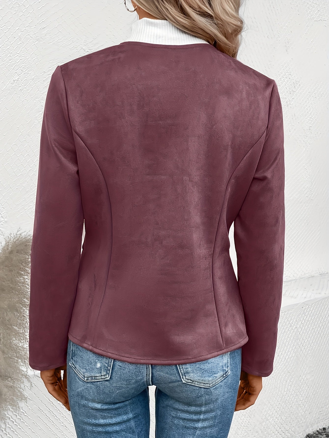 Damenjacke in elegantem Lila, tailliert geschnitten, aus weichem Material. Perfekt für stilvolle Herbst- und Winteroutfits.