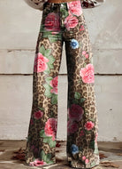 Damenhose mit Leopardenmuster und Blumenprint, weites Bein, modisch, trendig, ideal für Herbstmode, auffälliges Design, stilvoll und bequem.