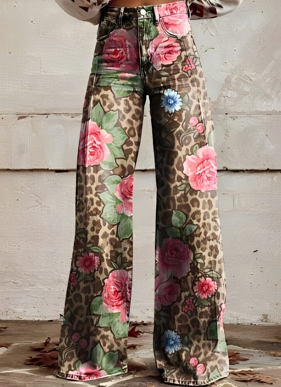 Damenhose mit Leopardenmuster und Blumenprint, weites Bein, modisch, trendig, ideal für Herbstmode, auffälliges Design, stilvoll und bequem.