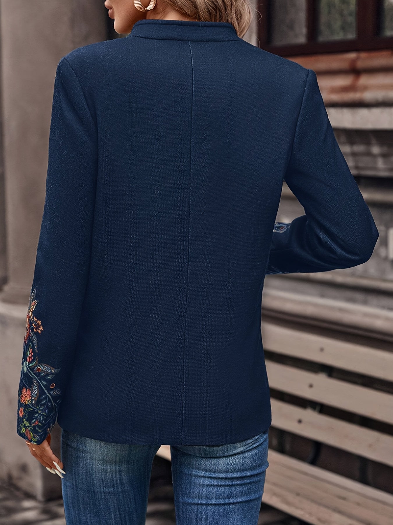 Damenblazer in Dunkelblau mit floralen Stickereien an den Ärmeln, elegantes Design, ideal für Business- und Freizeitoutfits.