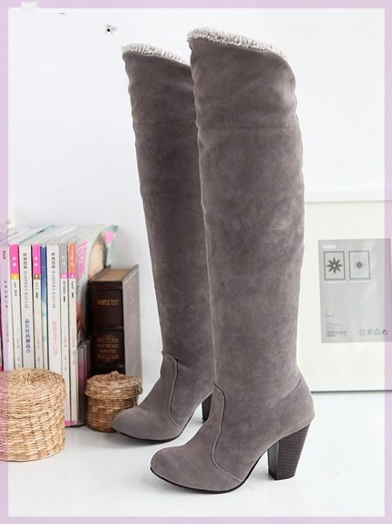 Graue Overknee-Stiefel mit Absatz, aus Wildlederimitat, ideal für Herbstmode. Stilvoll und warm, perfekt für trendige Outfits.