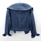Dunkelblaue Jeansjacke, klassisches Design, hochwertige Denim-Qualität, ideal für modische Outfits, zeitloser Stil, vielseitig kombinierbar.