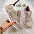 Damen Sneaker in Metallic-Optik mit Reißverschluss und Schnürsenkeln, ideal für modische Freizeitoutfits. Bequem, stilvoll, trendig.