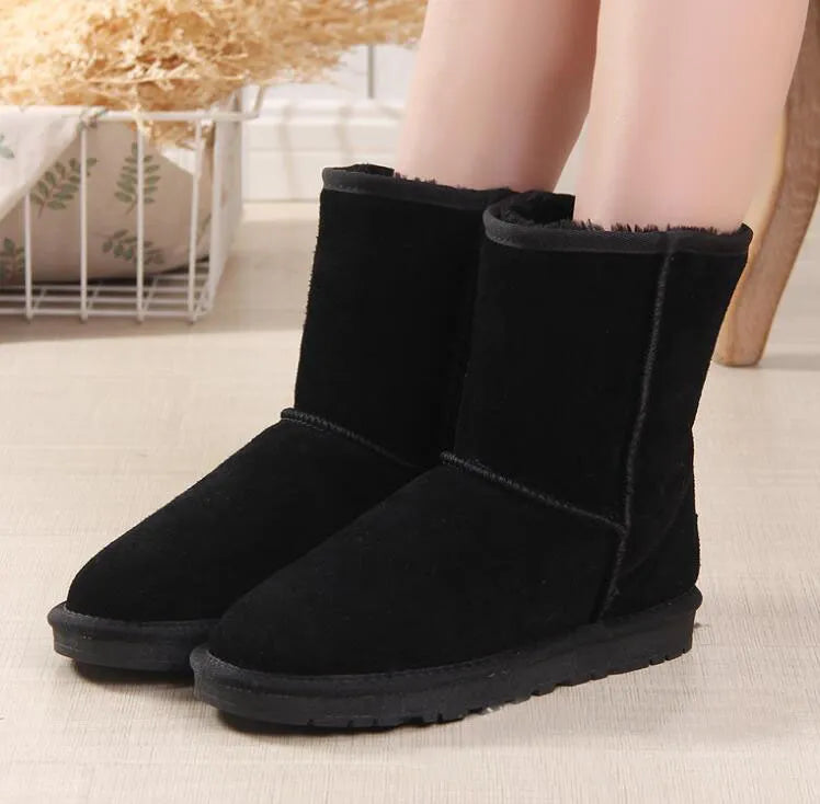 Schwarze Damen-Winterstiefel aus Wildleder mit flauschigem Innenfutter, rutschfeste Sohle. Perfekt für kalte Tage, modisch und bequem.