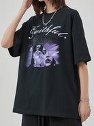Schwarzes Oversize-T-Shirt mit lila Grafik und "Faithful"-Schriftzug, modisch, lässig, ideal für Streetwear und trendige Outfits.