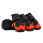 Schwarze und rote Hundeschuhe mit rutschfester Sohle, ideal für Outdoor-Aktivitäten. Strapazierfähiges Material, verstellbare Klettverschlüsse.
