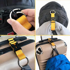 Gelber Kofferanhänger mit Schnalle, vielseitig einsetzbar für Rucksäcke und Gepäck, robustes Design.