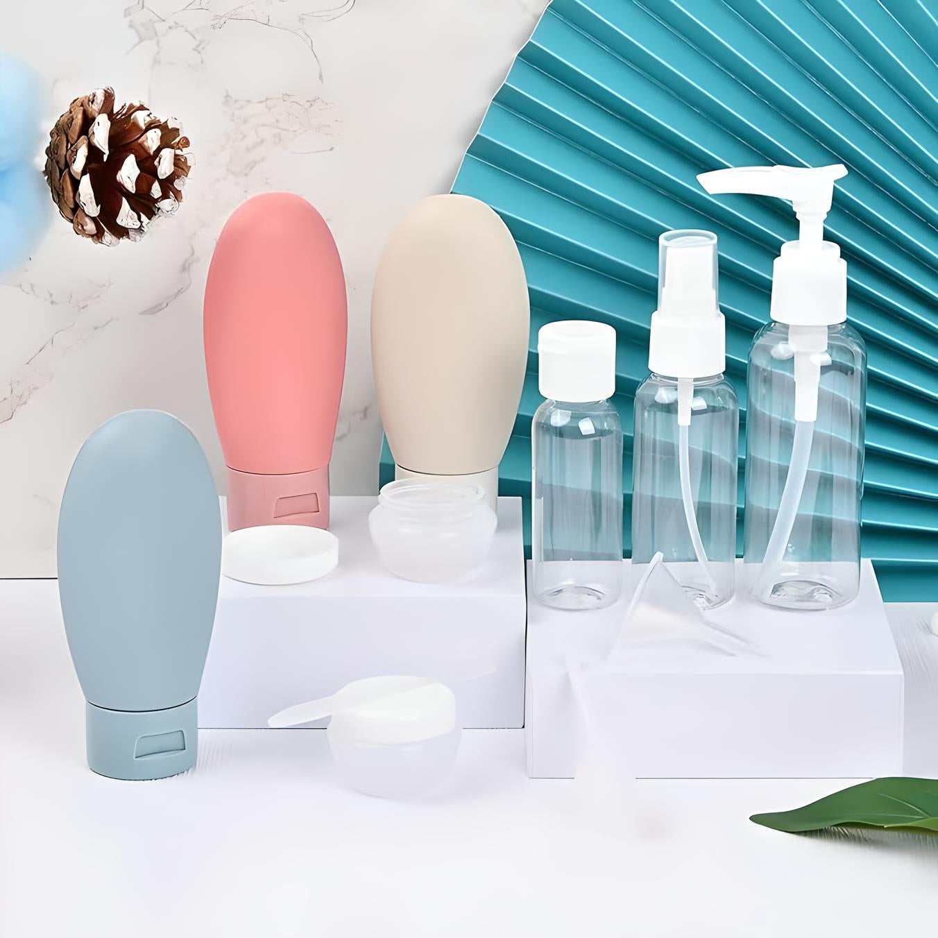 Nachfüllbare Reisebehälter Set, Silikon, rosa, beige, blau, mit transparenten Sprühflaschen.