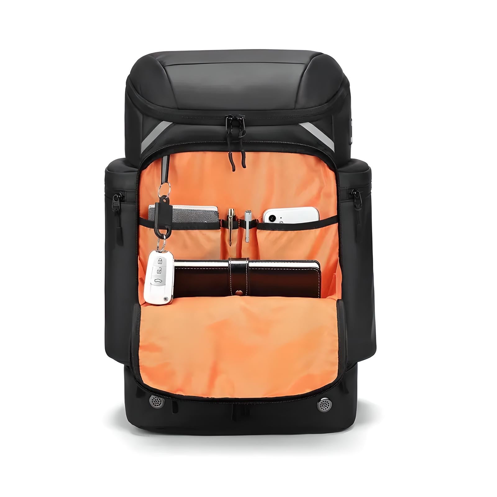 Schwarzer Laptop-Rucksack mit orangefarbenem Innenfutter, mehreren Fächern und Zubehör.