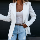 Eleganter weißer Damenblazer, ideal für Büro und Freizeit. Langarm, modisch, vielseitig kombinierbar. Perfekt für Herbst-Outfits.