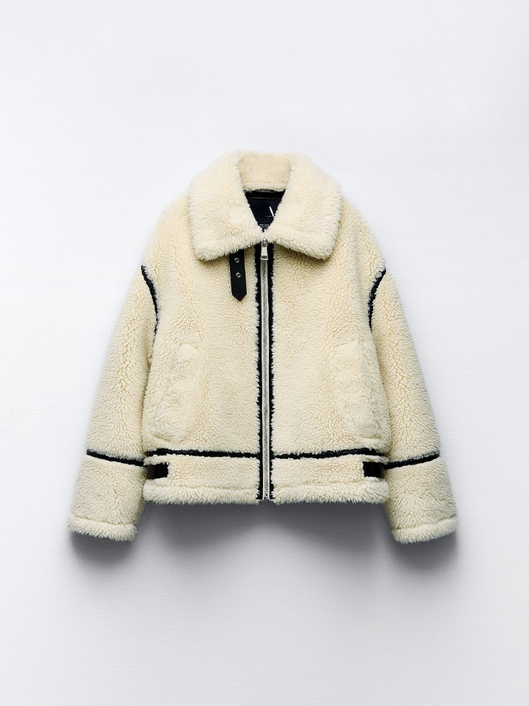 Elegante Damenjacke aus Lammwolle, cremefarben, mit Reißverschluss und Stehkragen. Perfekt für Wintermode und warme Streetwear 2023.