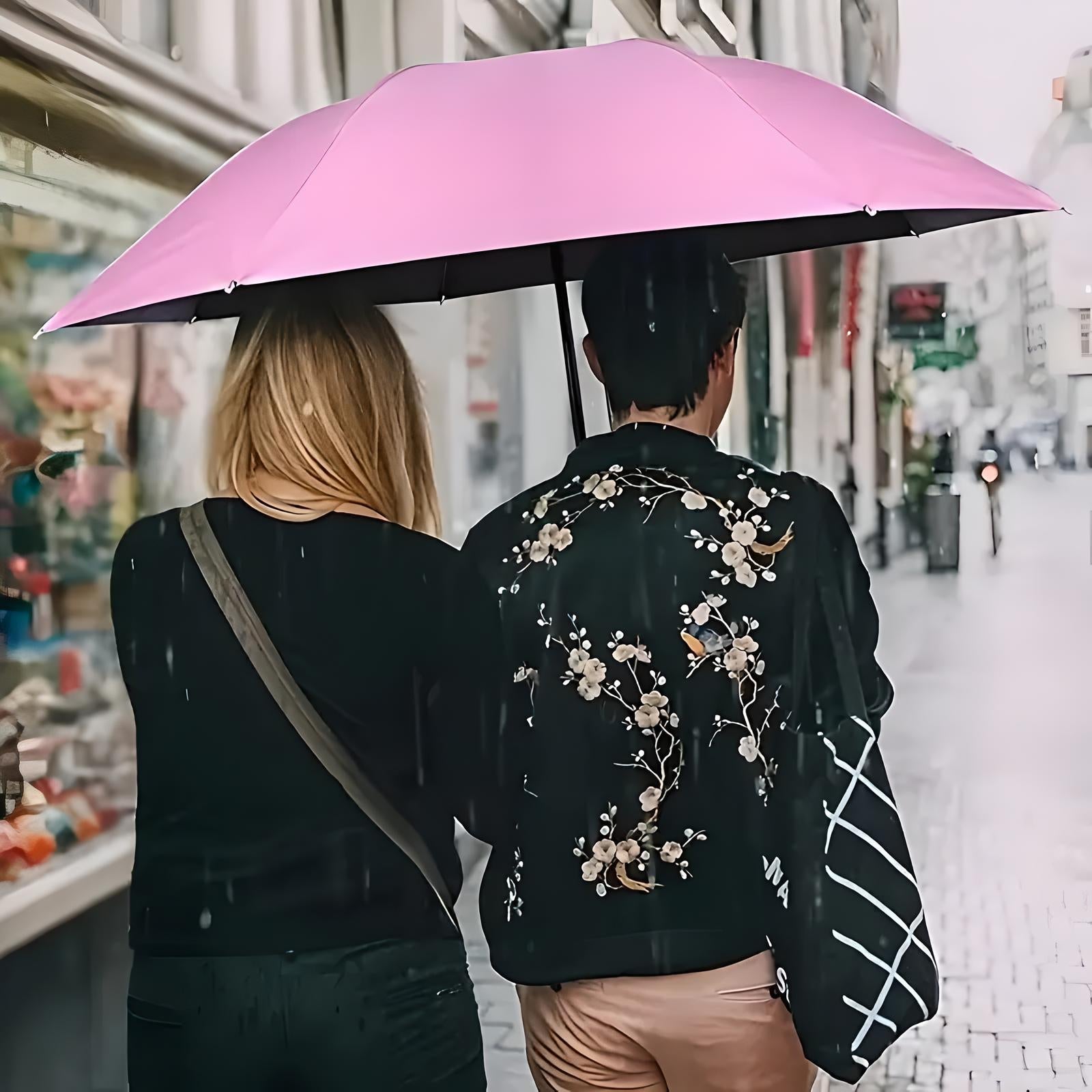 Zwei Personen unter rosa Regenschirm, bestickte Jacke, Stadtstraße, regnerisches Wetter.