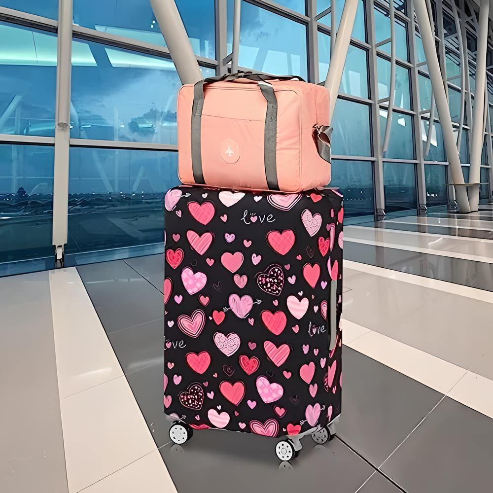 Rosa Reisetasche und schwarzer Koffer mit Herzmuster im modernen Flughafen-Terminal.