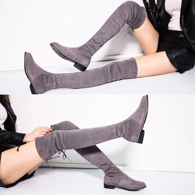 Graue Overknee-Stiefel aus Wildleder, flacher Absatz, modisch, bequem, ideal für Herbst und Winter, Damenmode, trendige Stiefel.