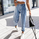 Damen-Jeans, hohe Taille, Retro-Stil, hellblau, lässig, modisch, ideal für Herbst, kombiniert mit weißem Top und Sneakers.