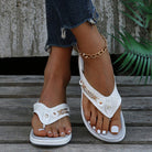 Weiße Damen-Flip-Flops mit Keilabsatz, rutschfest, ideal für den Sommer. Modische Sandalen mit goldenen Details und perforiertem Design.