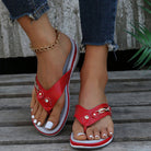 Rote Damen-Flip-Flops mit Keilabsatz, rutschfest und bequem, ideal für den Sommer. Modische Sandalen für Frauen, perfekt für Freizeitkleidung.