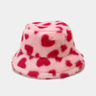 Flauschiger rosa Bucket Hat mit Herzmuster, ideal für Wintermode. Damenmütze aus Kunstfell, warm und stilvoll für Outdoor-Aktivitäten.